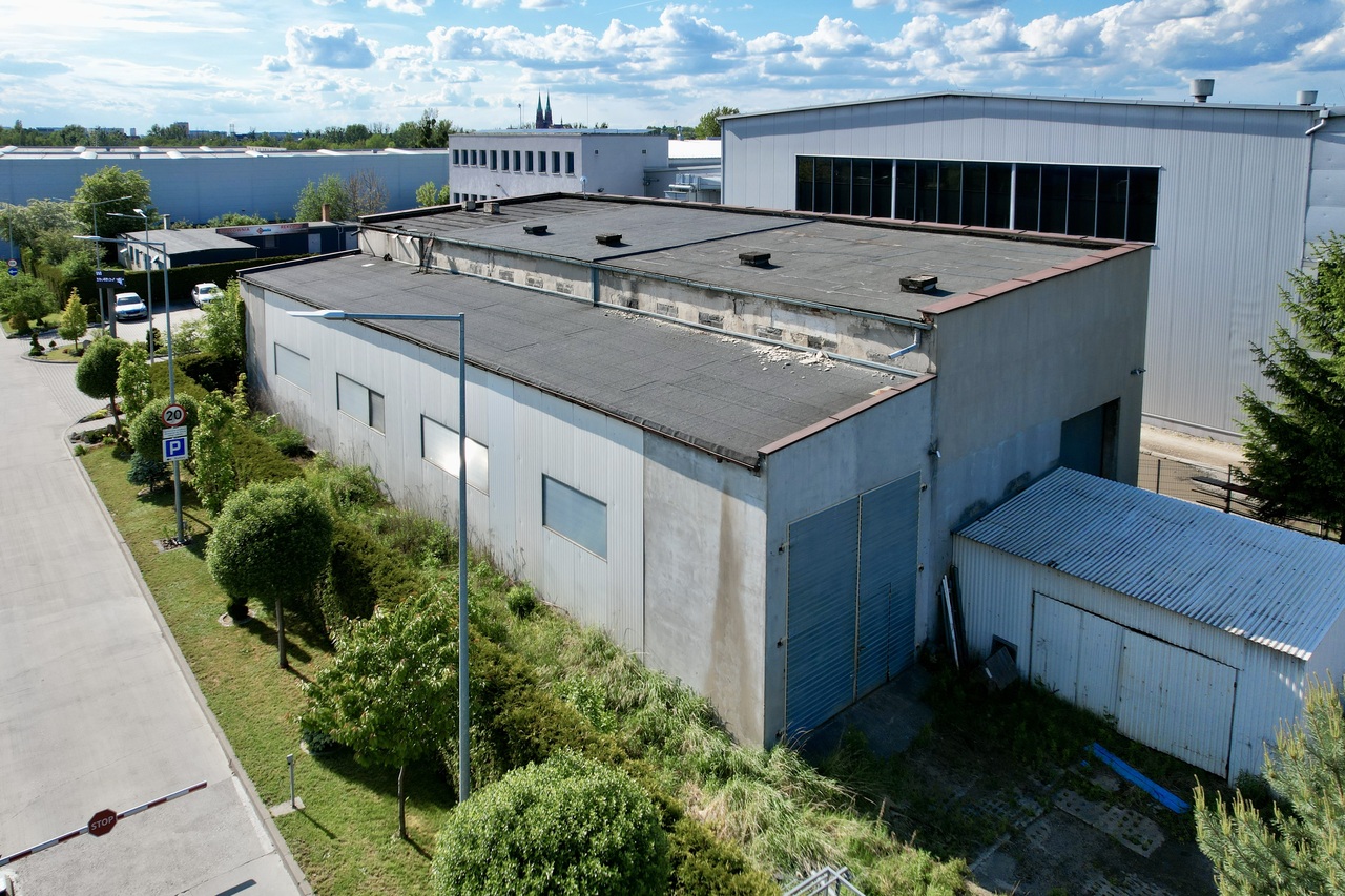 Obiekt przemysłowo-produkcyjny na sprzedaż – hala z suwnicą i dużym potencjałem biznesowym